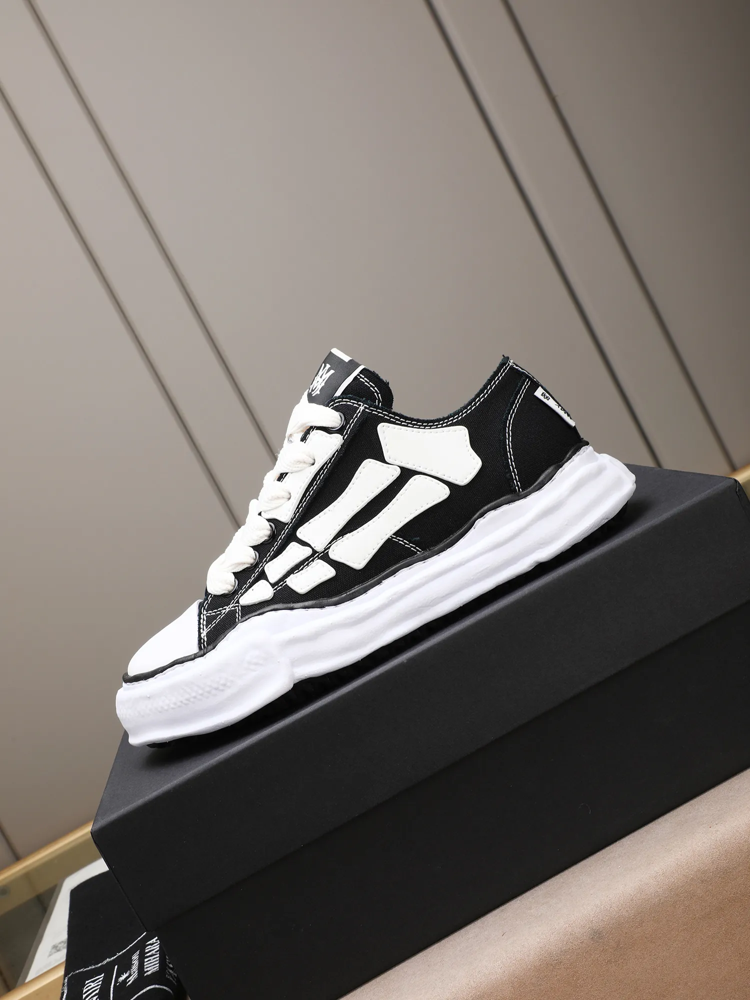 Men's shoes 💰520 AMIRI × Maison MIHARA YASUHIRO Bone Dissolving Shoes Brand Order Original Order Quality 🌈 AMIRIxMMY work together to launch joint shoes that cleverly integrate the classic designs of the two brands. The handmade clay mold soles and AMIRI's signature BONES leather embroidery details are a major feature of the shoes, showing unique craftsmanship and style 🚩 Material: upper original custom-made space Monica canvas! Lining: original technical cloth, outsole: original molded EVA foam bottom, code number: women's 35-39 (40, custom-made, non-refundable), men 39-44 (45, custom-made, non-refundable), full set of counter original packaging